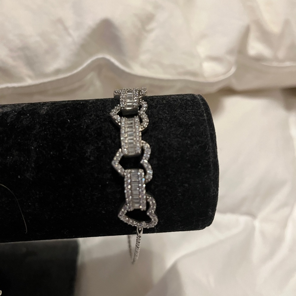Adjustable diamond stimulated bracelet